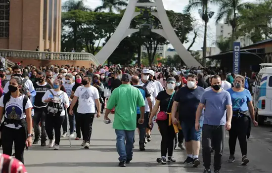 Fiéis pedem saúde na fila para ver Nossa Senhora de Aparecida