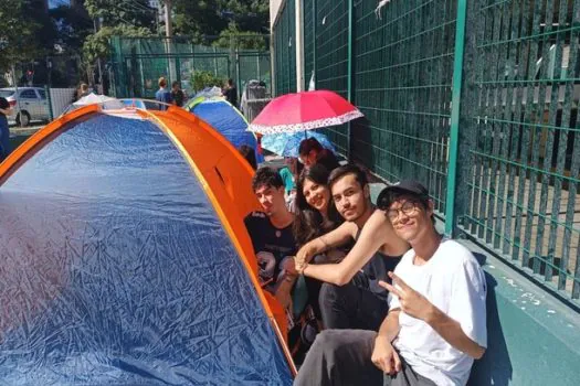 Fãs de Taylor Swift encaram chuva e assalto em acampamento no Allianz