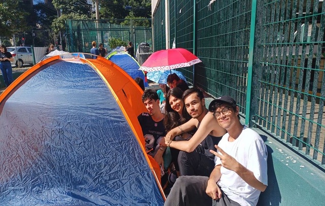 Fãs de Taylor Swift encaram chuva e assalto em acampamento no Allianz