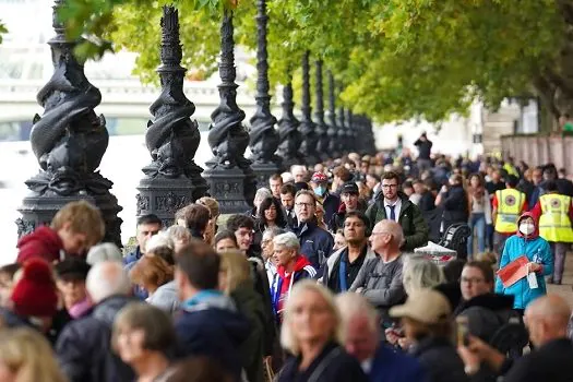 Fila para o funeral de Elizabeth II chega a 8 km e governo suspende mais entradas