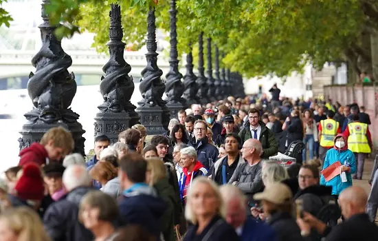 Fila para o funeral de Elizabeth II chega a 8 km e governo suspende mais entradas