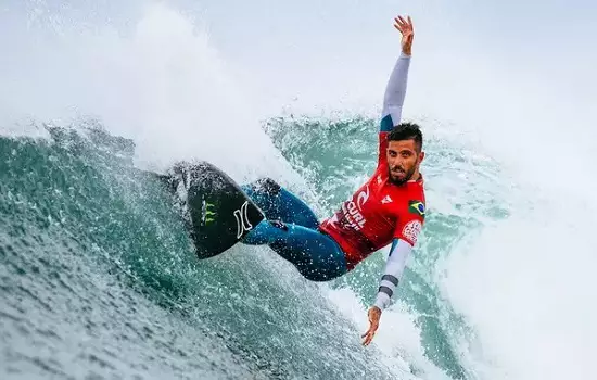 Filipinho vence Ítalo Ferreira e conquista mundial de surfe pela primeira vez