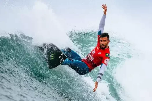 Filipinho cai na repescagem no Taiti e pode perder liderança do Mundial de Surfe