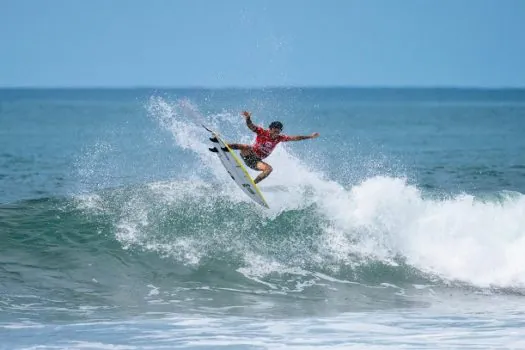 Filipe Toledo vence líder do Circuito Mundial de Surfe e é campeão em El Salvador