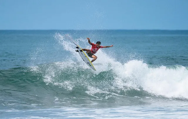 Filipe Toledo vence líder do Circuito Mundial de Surfe e é campeão em El Salvador