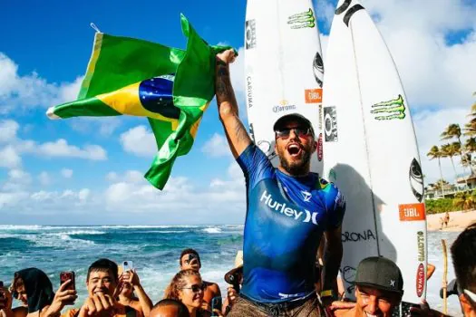 Filipinho vence etapa de Sunset Beach do circuito mundial de surfe