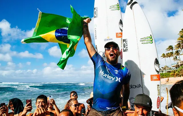 Filipinho vence etapa de Sunset Beach do circuito mundial de surfe