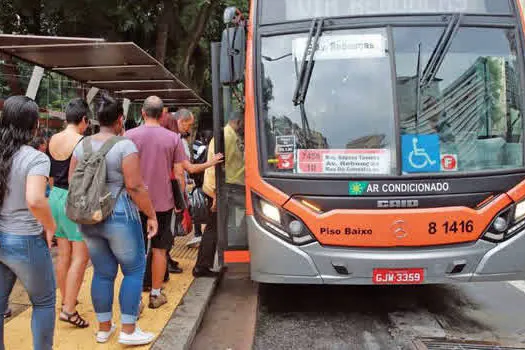 Prefeitura suspende plano que retira cobrador de ônibus; sindicato recua de greve em SP