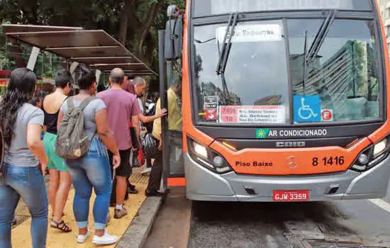 Prefeitura suspende plano que retira cobrador de ônibus; sindicato recua de greve em SP