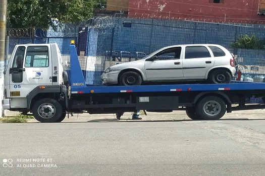 Fiscais do “Jogue Limpo com Diadema” apreendem carro e multa “sujão” no Jardim Campanário