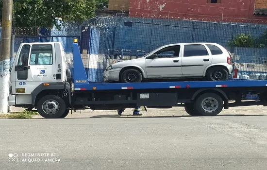 Fiscais do “Jogue Limpo com Diadema” apreendem carro e multa “sujão” no Jardim Campanário