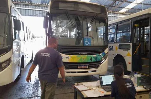 Semasa inicia aferição de fumaça preta em ônibus da frota pública de Santo André