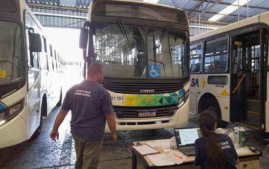 Semasa inicia aferição de fumaça preta em ônibus da frota pública de Santo André