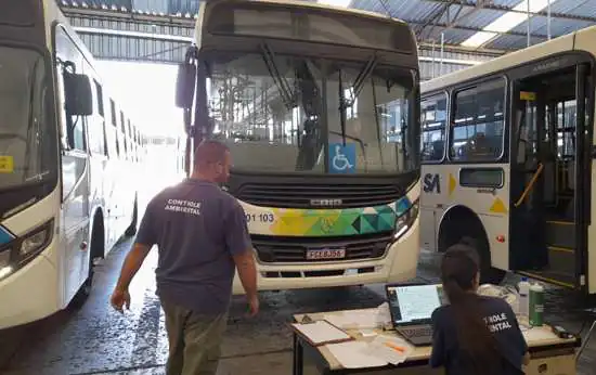 Semasa inicia aferição de fumaça preta em ônibus da frota pública de Santo André