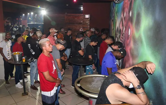 Comitê de Blitze encerra mais uma festa clandestina e fecha bares e tabacaria