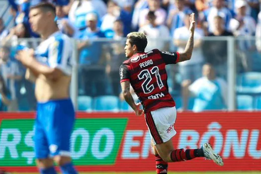 Na estreia de Vidal, Flamengo vira sobre Avaí com dois gols de Pedro