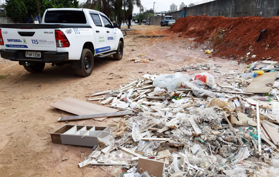 Semasa flagra descarte irregular de resíduos na Vila Sacadura Cabral