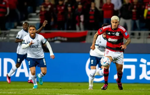 Flamengo tenta bater Al-Ahly para diminuir frustração na volta ao Brasil