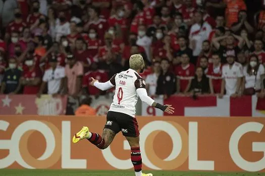 Flamengo bate Internacional e mantém sonho do Brasileiro vivo