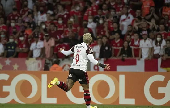 Flamengo bate Internacional e mantém sonho do Brasileiro vivo