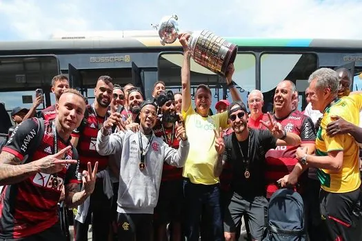 Bolsonaro vai ao Galeão recepcionar o Flamengo e posa com a taça da Libertadores_x000D_