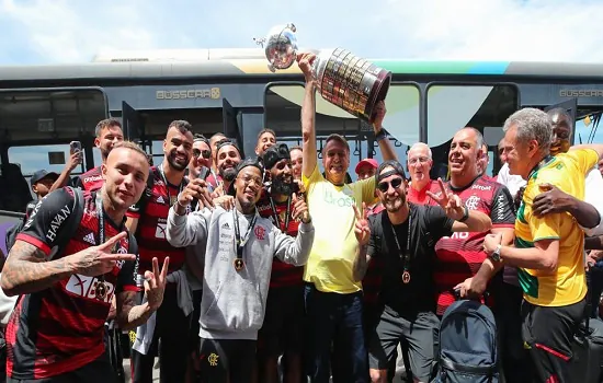 Bolsonaro vai ao Galeão recepcionar o Flamengo e posa com a taça da Libertadores_x000D_