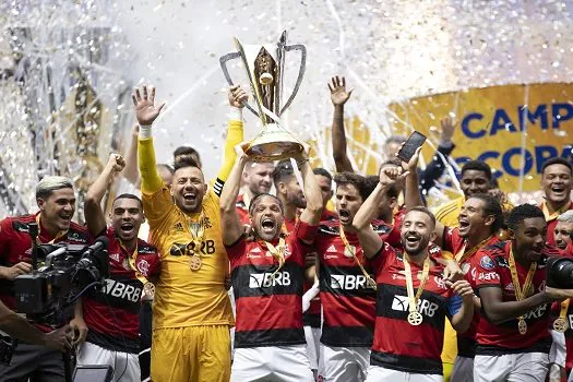 Em grande jogo, Flamengo bate Palmeiras nos pênaltis e é bicampeão da Supercopa