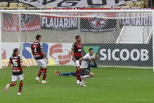 Tiago Volpi pega 2 pênaltis e São Paulo goleia o Flamengo no Maracanã