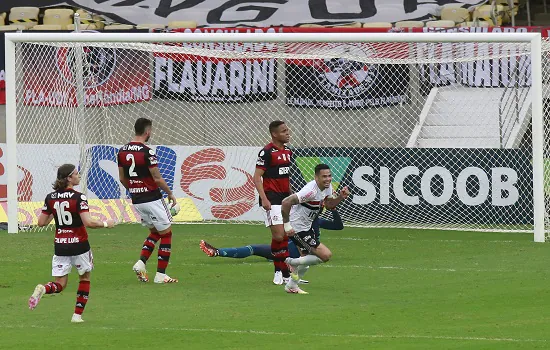 Tiago Volpi pega 2 pênaltis e São Paulo goleia o Flamengo no Maracanã