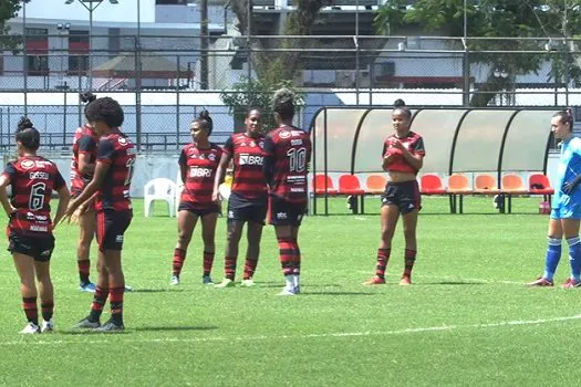 Flamengo aplica goleada de 34 a 0 no carioca feminino e homenageia Vinicius Jr.