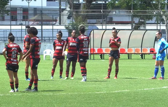 Flamengo aplica goleada de 34 a 0 no carioca feminino e homenageia Vinicius Jr.