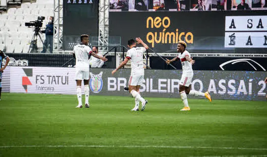 Corinthians leva 5 do Flamengo em casa e aumenta crise no clube