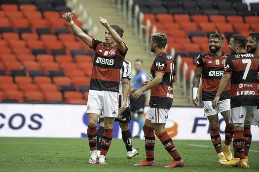 No Maracanã, Flamengo vence reservas do Santos por 4 a 1 e encosta na liderança