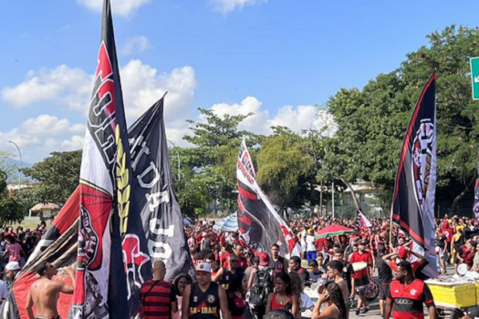 Flamengo é recebido por multidão em aeroporto antes de voo para Guayaquil