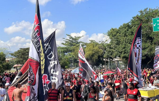 Flamengo é recebido por multidão em aeroporto antes de voo para Guayaquil