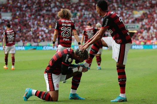 Flamengo faz três no São Paulo e vence a primeira no Brasileirão