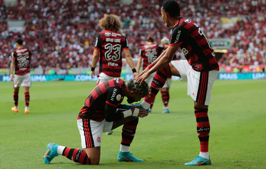 Flamengo faz três no São Paulo e vence a primeira no Brasileirão