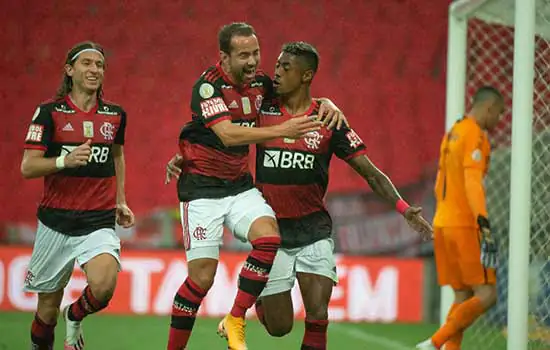 Flamengo vence no Maracanã e sobe para a 4ª posição