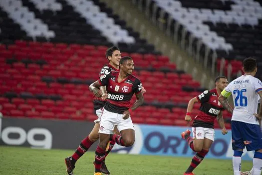 Em jogo cheio de polêmicas, Flamengo vence de virada o Bahia e encosta no líder São Paulo