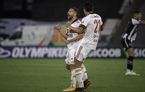 Flamengo vence Botafogo e encosta nos líderes do Brasileirão