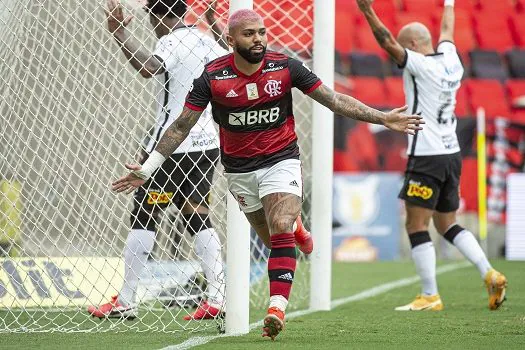 Flamengo vence Corinthians no Maracanã e segue na caça ao líder