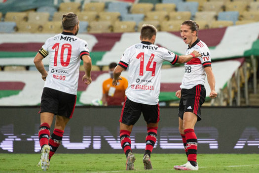 Flamengo vence Fluminense e assume vice liderança do brasileiro