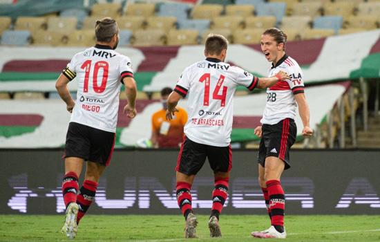 Flamengo vence Fluminense e assume vice liderança do brasileiro