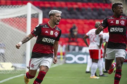 Flamengo vence Internacional e assume a liderança na penúltima rodada