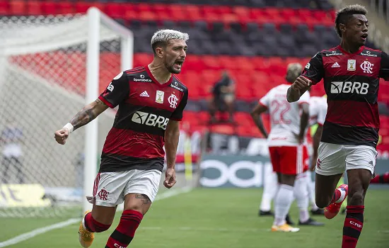 Flamengo vence Internacional e assume a liderança na penúltima rodada