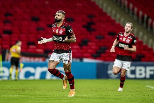 Flamengo vence Vasco e diminui distância do líder Internacional