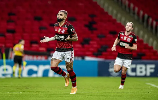 Flamengo vence Vasco e diminui distância do líder Internacional