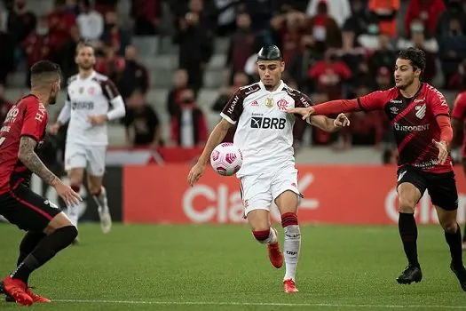 Flamengo busca amenizar crise e Athletico-PR quer fazer história no Maracanã