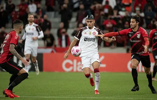 Flamengo busca amenizar crise e Athletico-PR quer fazer história no Maracanã