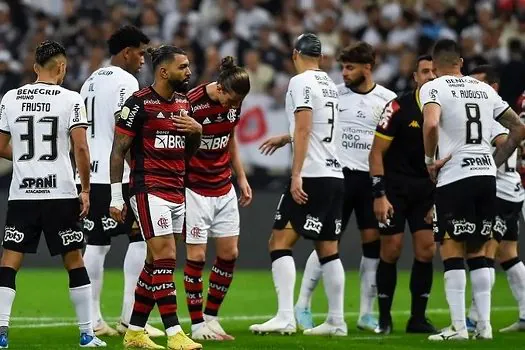 Duílio, Vítor Pereira e elenco corintiano se revoltam: ‘Para que serve o VAR’